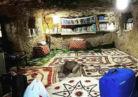 اقامتگاه بوم گردی میمند شهر بابک، اقامتگاهی صخره ای