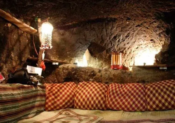 اقامتگاه بوم گردی میمند شهر بابک، اقامتگاهی صخره ای