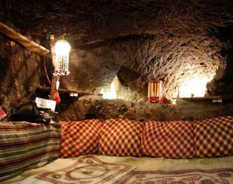 اقامتگاه بوم گردی میمند شهر بابک، اقامتگاهی صخره ای