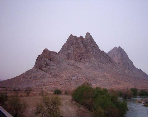 غار ها و پناهگاه های قلعه بزی شهرستان مبارکه