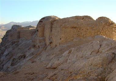 غار ها و پناهگاه های قلعه بزی شهرستان مبارکه