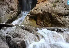 آبشار آق سو، آبشاری پله ای و خزه ای