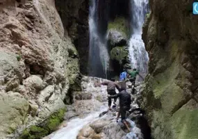 آبشار آق سو، آبشاری پله ای و خزه ای