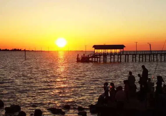 اسکله بندر ترکمن، محلی برای ماهیگیری و قایقرانی