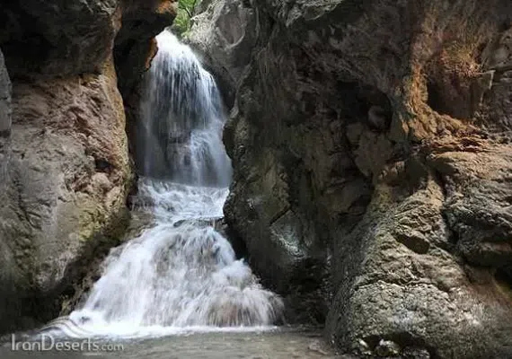 آبشار آق سو، آبشاری پله ای و خزه ای
