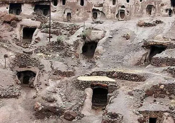 روستاي صخره ای کُرُم، تجربه حمام آب معدنی در دل کوه