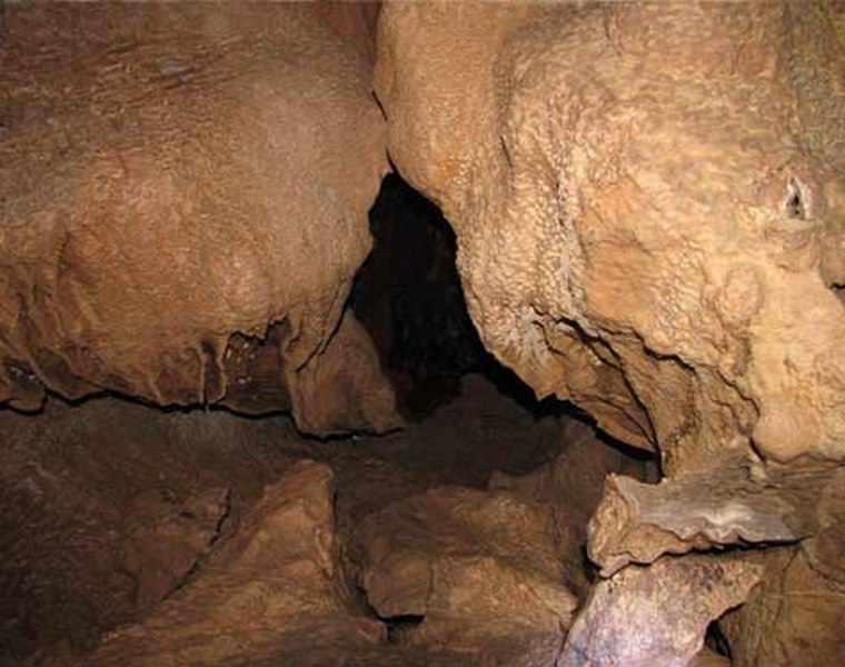 غار گرو دوزین گلستان