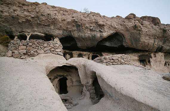 روستاي صخره ای کُرُم، تجربه حمام آب معدنی در دل کوه