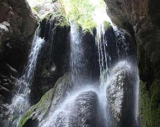 آبشار آق سو، آبشاری پله ای و خزه ای