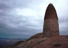 میل خوئین، بنایی خاص در روستایی تاریخی