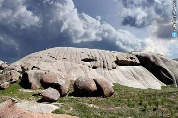 ایوان سنگی نیاق، سنگ هایی با شکل های عجیب