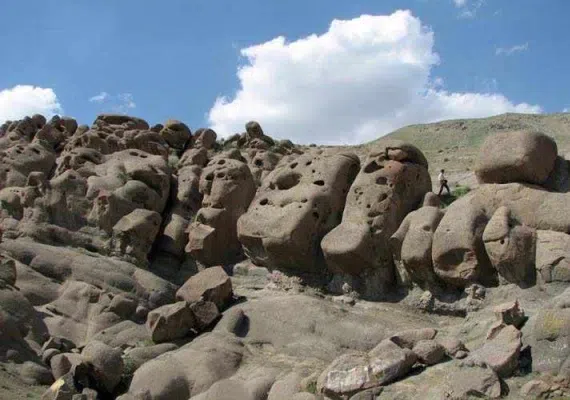ایوان سنگی نیاق، سنگ هایی با شکل های عجیب