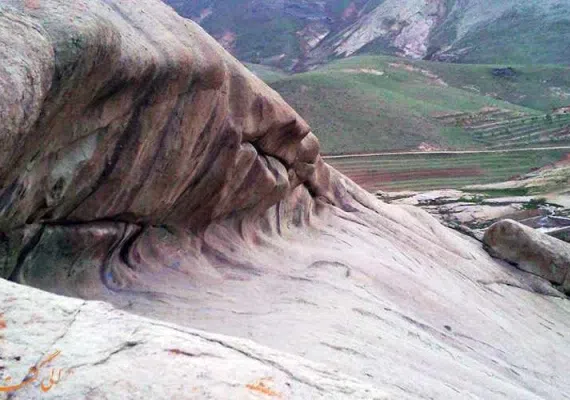 ایوان سنگی نیاق، سنگ هایی با شکل های عجیب