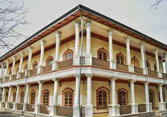 کاخ تاریخی سرخه حصار