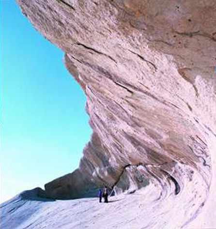 ایوان سنگی نیاق، سنگ هایی با شکل های عجیب