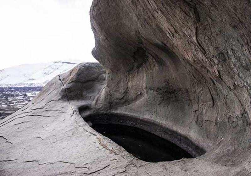 ایوان سنگی نیاق، سنگ هایی با شکل های عجیب