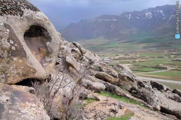 ایوان سنگی نیاق، سنگ هایی با شکل های عجیب