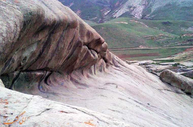 ایوان سنگی نیاق، سنگ هایی با شکل های عجیب