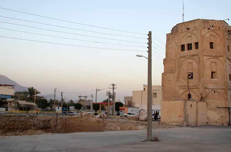 برجی از قلعه خورموج