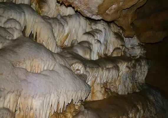 غار کبوتر یا هامپوئیل، از منحصر به فرد ترین غارهای ایران