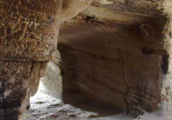 غار تاریخی قدمگاه