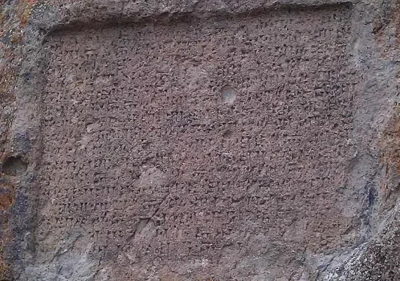 سنگ نبشته رازلیق سراب، یادگاری چند هزار ساله