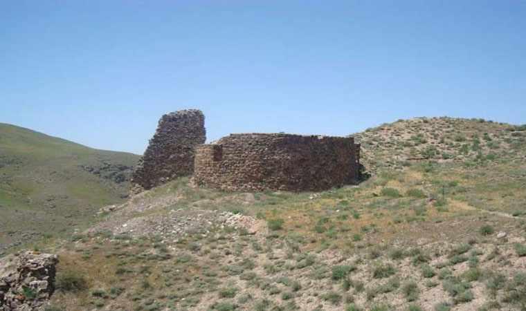 قلعه ضحاک، معجونی از تاریخ و افسانه