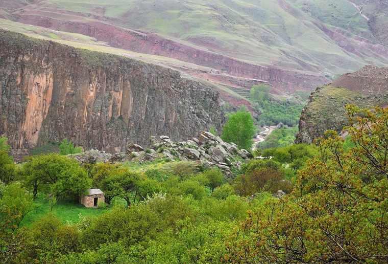 آبشار کالاش، باغ امینی