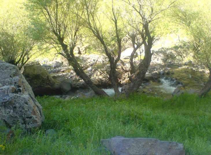 آبشار دگاهی، آبشاری در دل کوهستان
