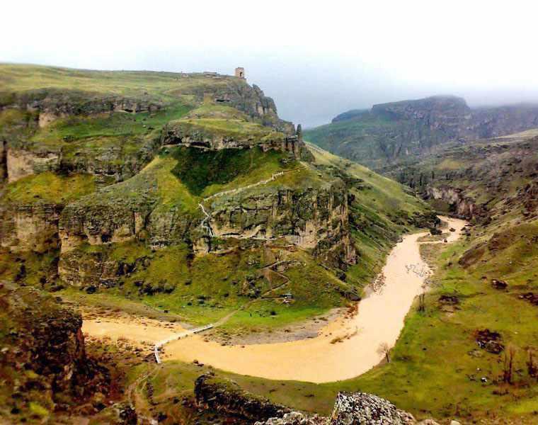 قلعه ضحاک، معجونی از تاریخ و افسانه