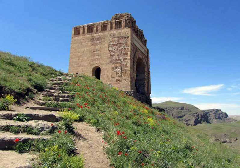قلعه ضحاک، معجونی از تاریخ و افسانه