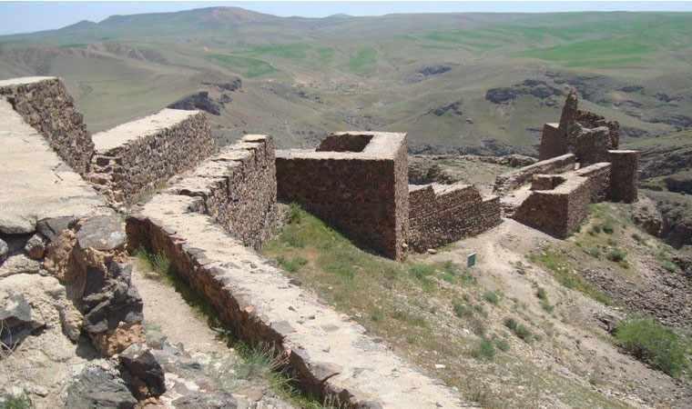 قلعه ضحاک، معجونی از تاریخ و افسانه
