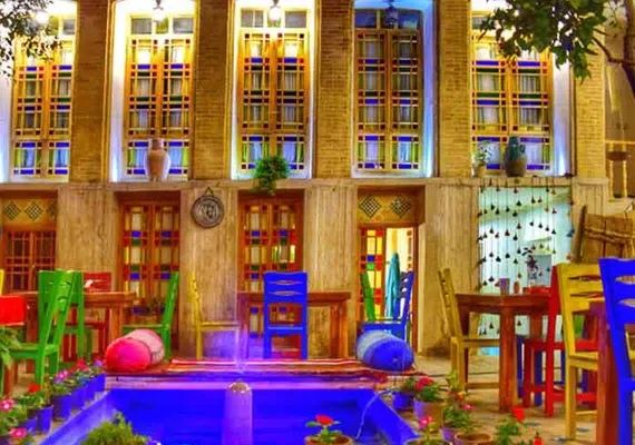 اقامتگاه بوم گردی عمارت هفت رنگ شیراز