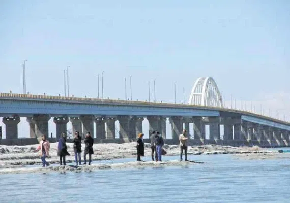 پل میان گذر دریاچه ارومیه