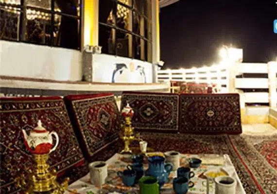 مجتمع تجاری تفریحی سیرنگ، تنها رستوران گردان استان قم