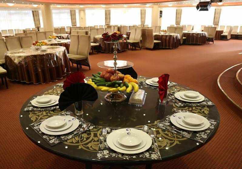 مجتمع تجاری تفریحی سیرنگ، تنها رستوران گردان استان قم