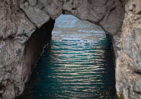 گرداب سنگی خرم آباد کجاست؟