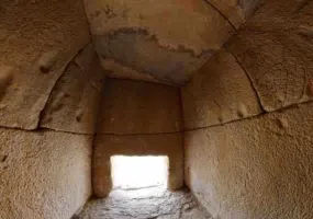 گوردختر، قبری از خاندان کورش کبیر