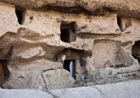 روستاي صخره ای کُرُم، تجربه حمام آب معدنی در دل کوه